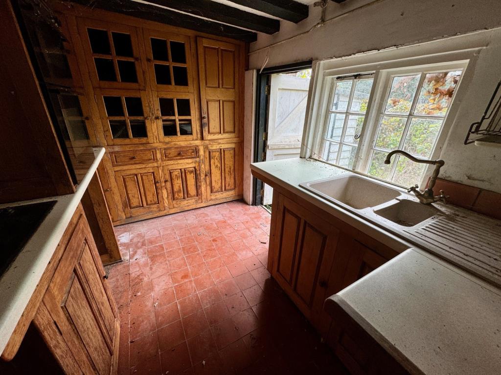 Lot: 132 - DETACHED PERIOD HOUSE FOR IMPROVEMENT - Kitchen
